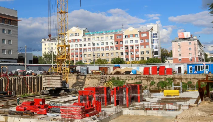 Основа на нулевом цикле: в центре Барнаула строят фундамент для нового ЦУМа. Фото