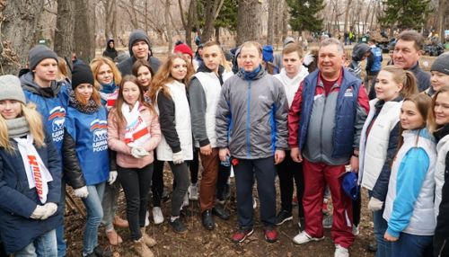 Единая Россия приняла участие в общегородском субботнике в парке Изумрудный