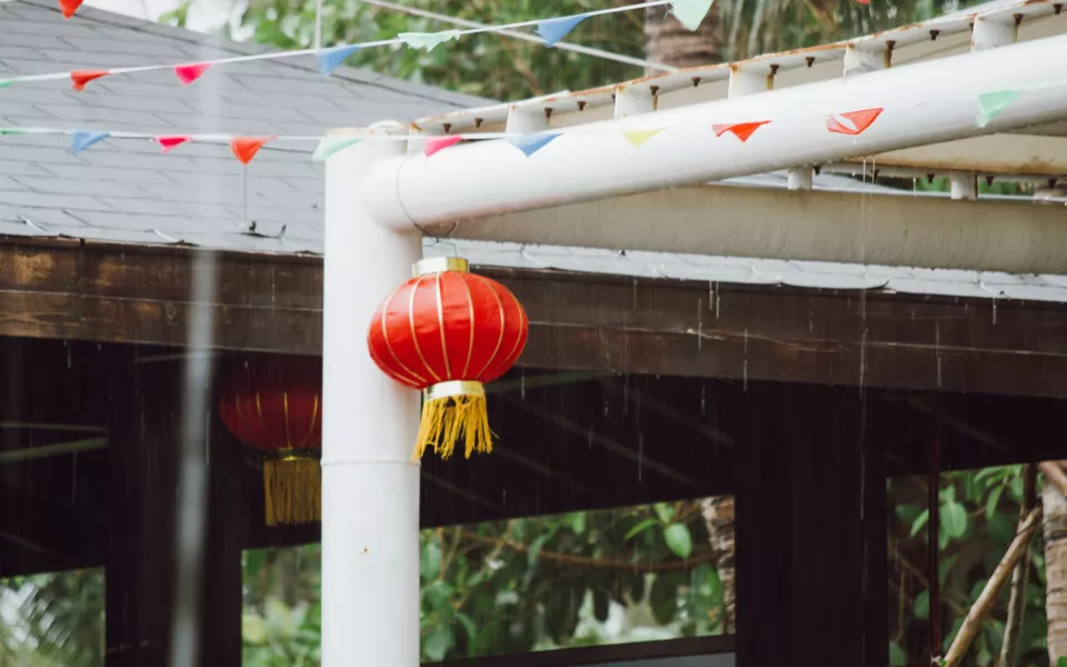 Суд обязал женщину две недели публично извиняться перед мужем и его любовницей