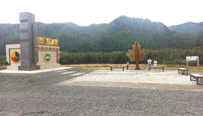Новую стелу установили на въезде в алтайское село Онгудай