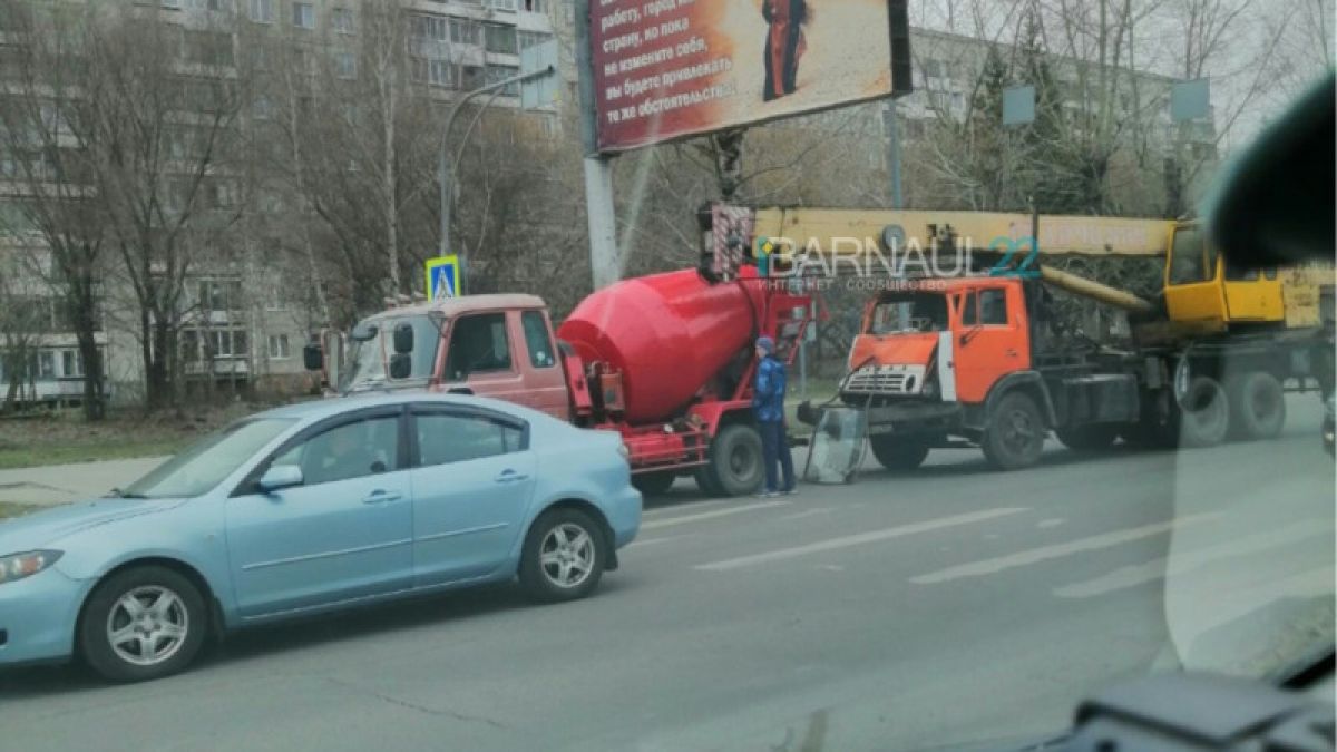Автокран и бетономешалка столкнулись в Барнауле