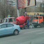 Автокран и бетономешалка столкнулись в Барнауле