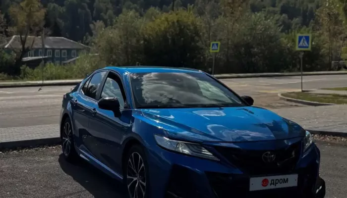 Яркую Toyota Camry с антихромом и керамикой в два слоя продают в Горно-Алтайске. Фото