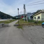 Прогулочную зону в Горно-Алтайске оградили длинными столбами