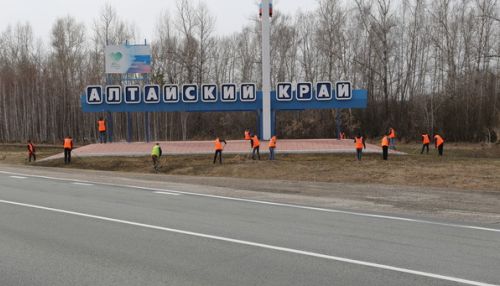 Алтайские дорожники привели в порядок памятники на Чуйском тракте