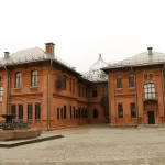 Старинный кирпич и кованые розы: как выглядит Дом афганцев в Барнауле перед открытием