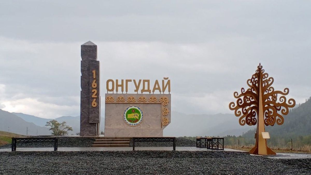 Новая стела на въезде в село Онгудай
