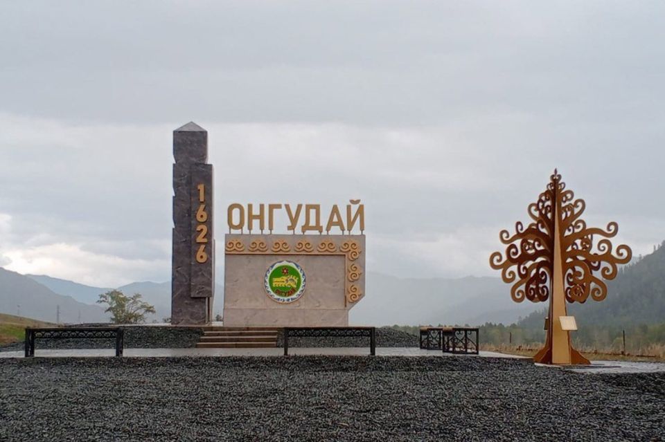 Новая стела на въезде в село Онгудай
