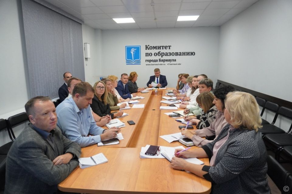 Организацию питания в детских садах города обсудили в комитете по образованию
