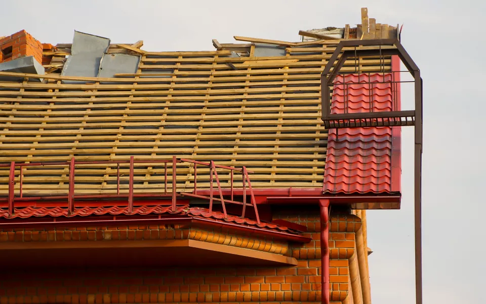 Тает на глазах: в Барнауле разбирают известный красный замок на Малахова. Фото