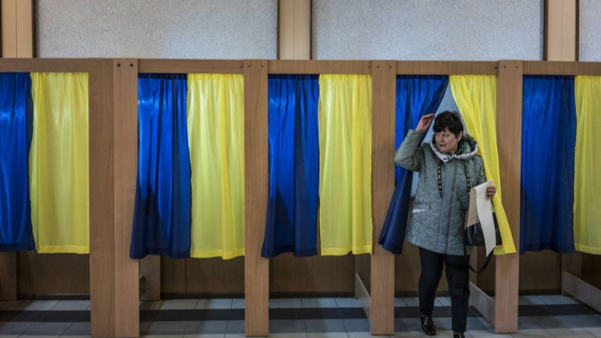 Второй тур выборов президента проходит 21 апреля на Украине 