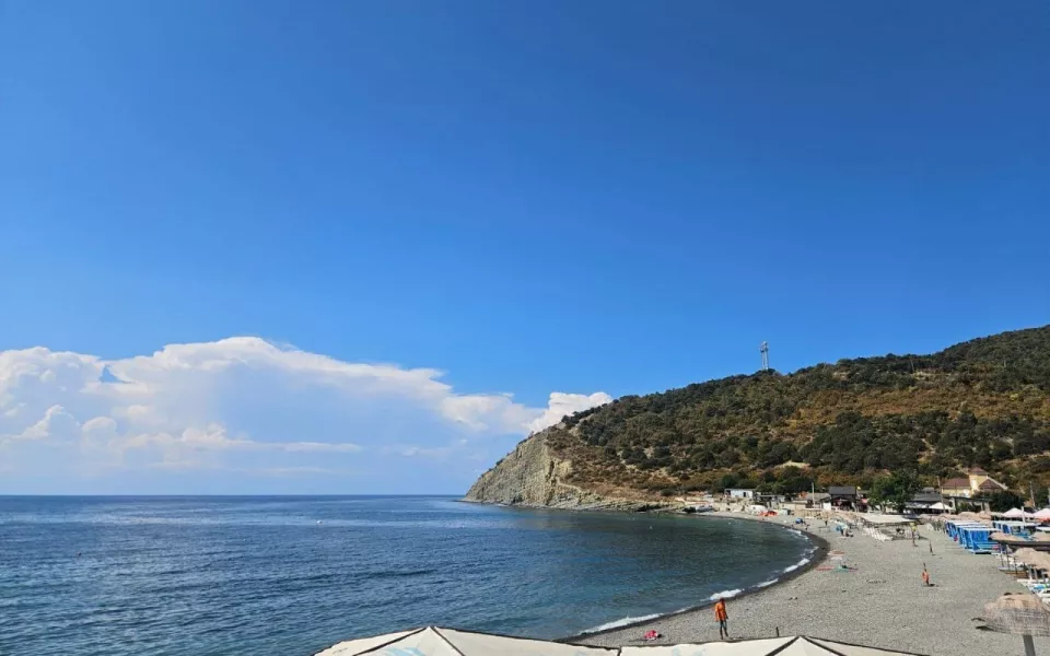 Отдыхающих экстренно эвакуируют с пляжей из-за угрозы атаки дронов на юге России