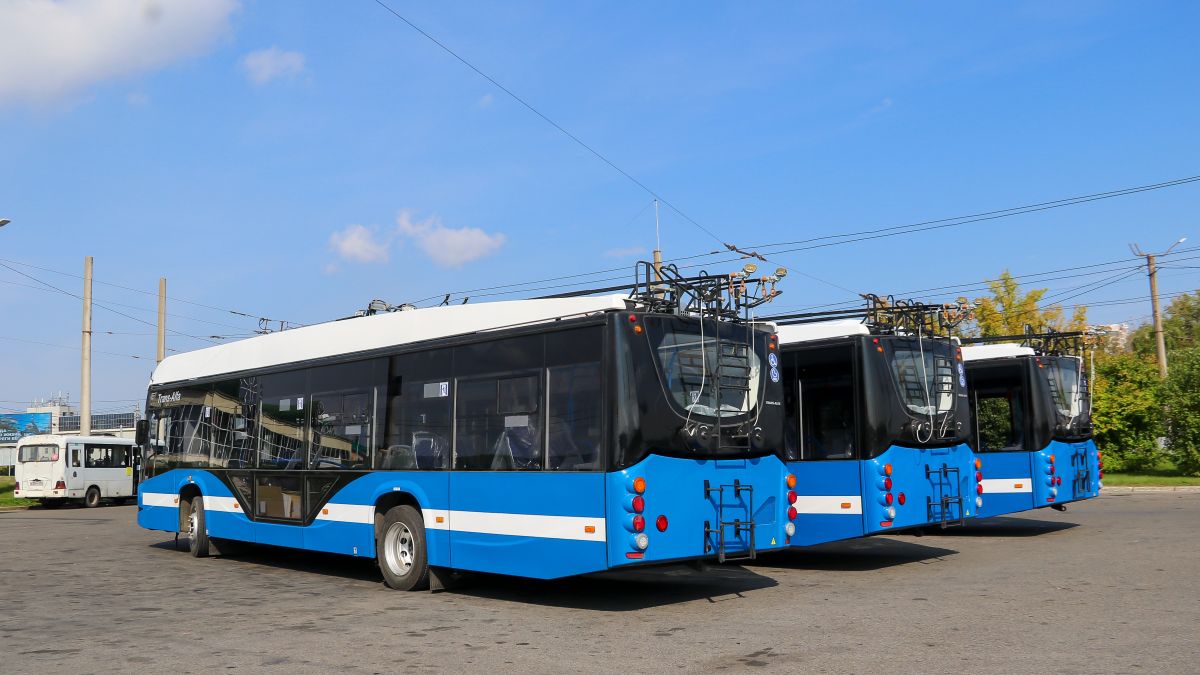 Новые троллейбусы на разворотном кольце на площади Баварина