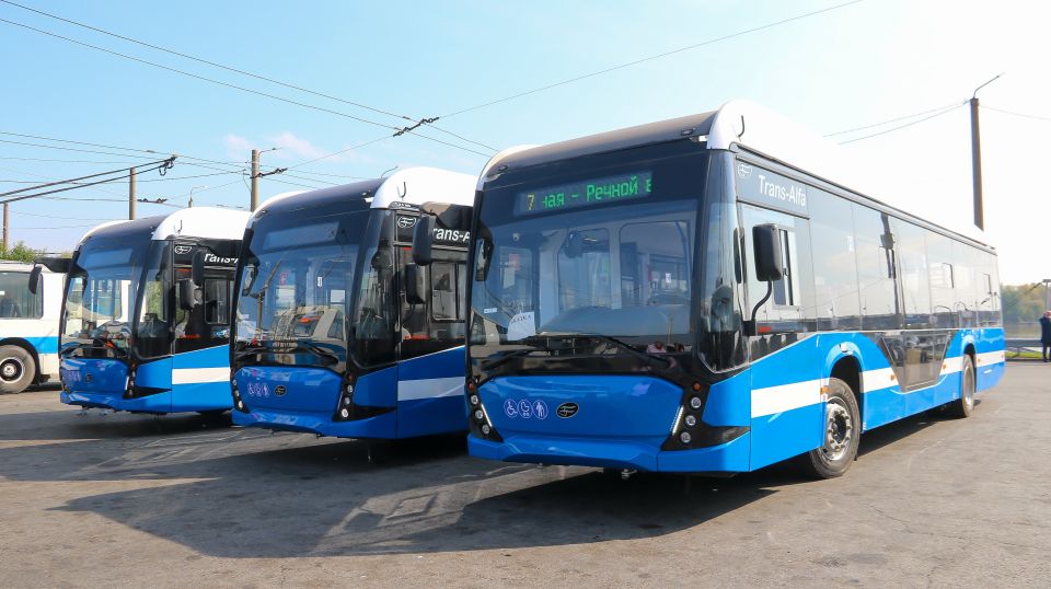 Новые троллейбусы на разворотном кольце на площади Баварина
