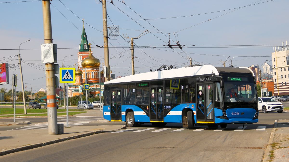Новые троллейбусы на разворотном кольце на площади Баварина