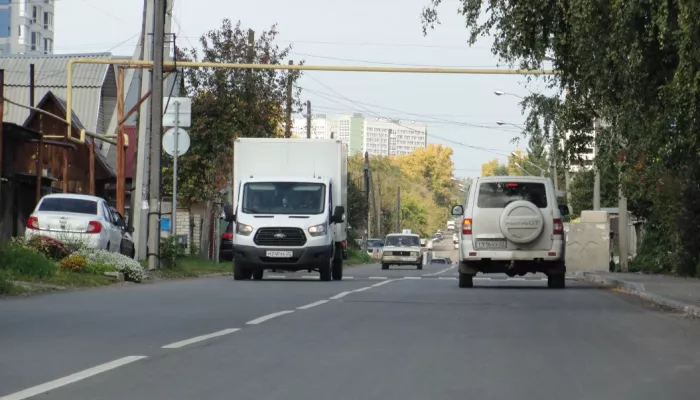Вместе с ремонтом дороги на Меланжевой в Барнауле появился полноценный тротуар