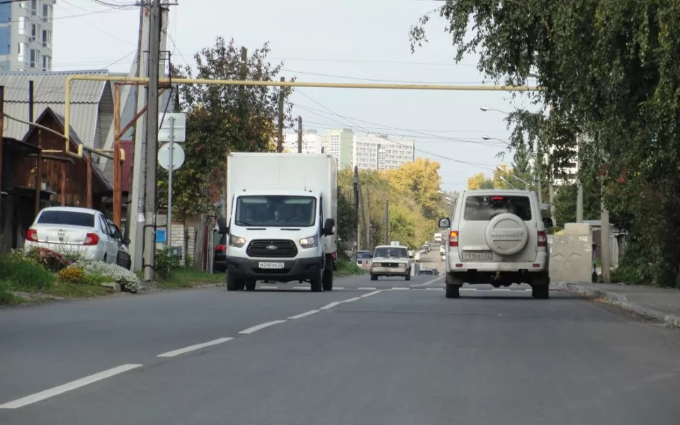 Вместе с ремонтом дороги на Меланжевой в Барнауле появился полноценный тротуар