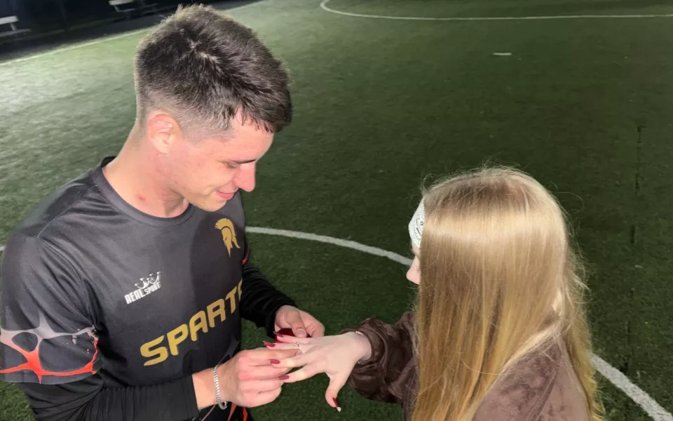 Алтайский футболист сделал предложение своей девушке на поле