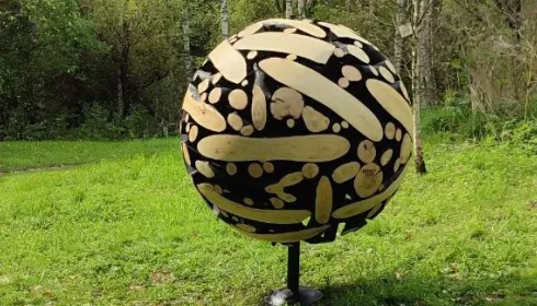 На терренкуре в Белокурихе установили арт-объект, вызвавший споры