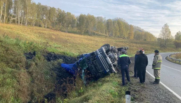 В Горном Алтае перевернулся самосвал с углем, пострадал водитель