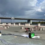 На набережной в Барнауле приступили к монтажу постамента для арт-объекта Обь