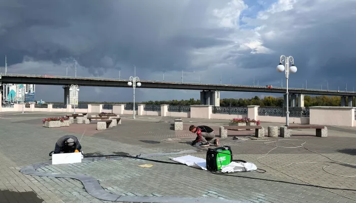 На набережной в Барнауле приступили к монтажу постамента для арт-объекта Обь
