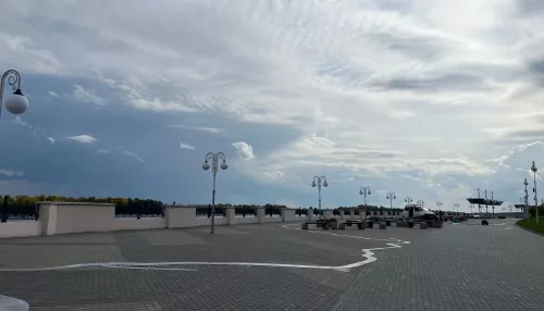 Арт-объект в виде русла Оби начали монтировать на набережной Барнаула. Фото