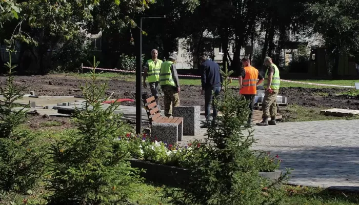 В Барнауле продолжают благоустраивать новый сквер на Антона Петрова