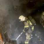Двух человек спасли из горящего заброшенного здания в Барнауле