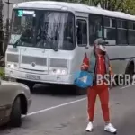 Неизвестный с маской на лице перекрыл движение и устроил перформанс в Бийске