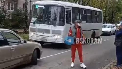 Неизвестный с маской на лице перекрыл движение и устроил перформанс в Бийске