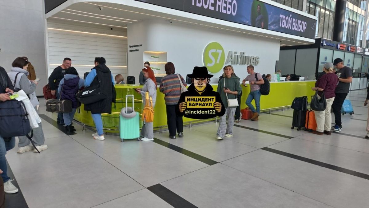 Пассажиры в новосибирском аэропорту Толмачево
