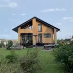 Трехуровневый коттедж с антисейсмическим фундаментом продают в Горном Алтае. Фото