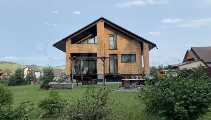Трехуровневый коттедж с антисейсмическим фундаментом продают в Горном Алтае. Фото