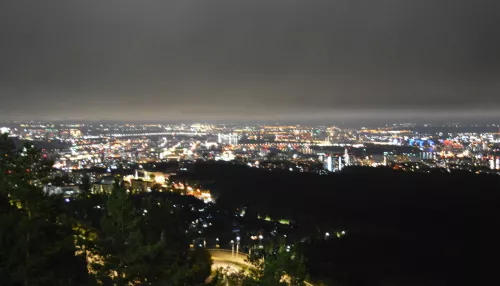 Прилетело из ниоткуда: фрагмент люка пробил стекло авто с семьей внутри. Видео