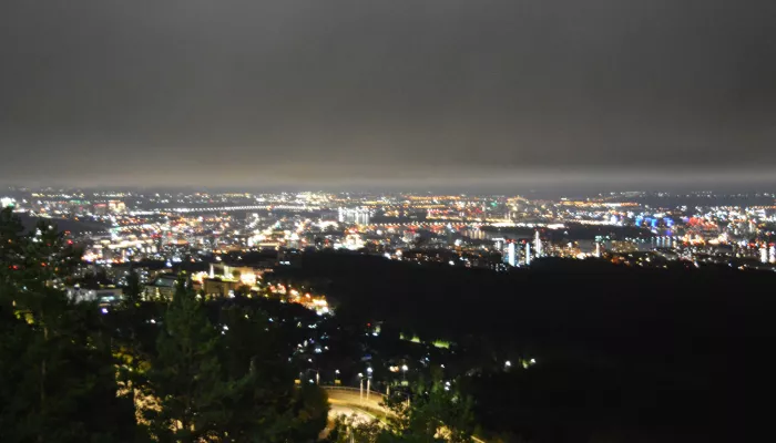 Прилетело из ниоткуда: фрагмент люка пробил стекло авто с семьей внутри. Видео