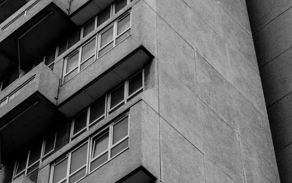 СМИ: в Омске две школьницы выпали из окна многоэтажки