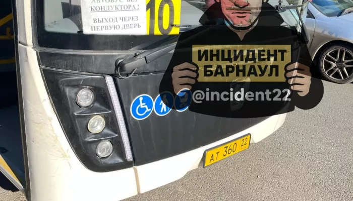 Соцсети: молодые парни жестко избили водителя автобуса в Барнауле