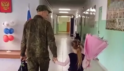 Попавший в плен боец из Алтайского края вернулся домой и пришел в школу к дочке