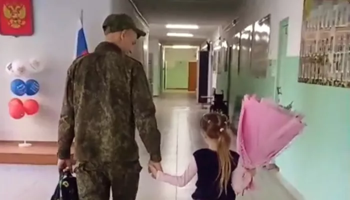 Попавший в плен боец из Алтайского края вернулся домой и пришел в школу к дочке