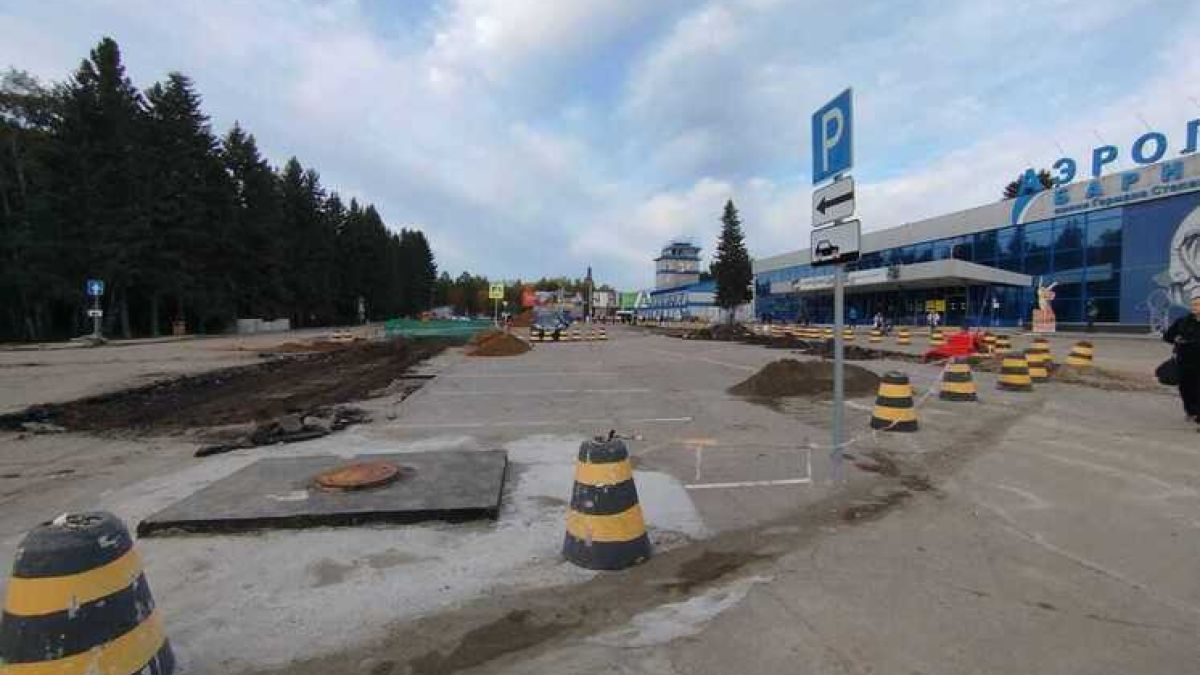 Парковка у аэропорта Барнаула после изменения схемы движения