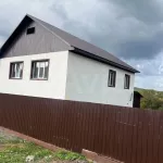 В Горно-Алтайске за 12,8 млн продают двухэтажный коттедж, оштукатуренный короедом