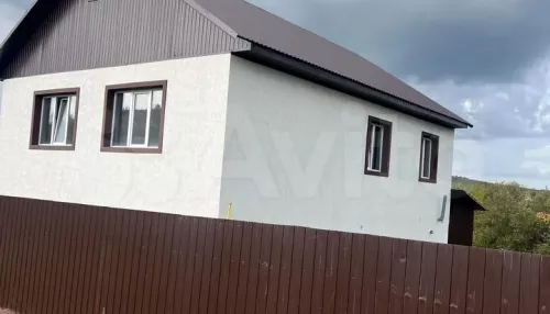 В Горно-Алтайске за 12,8 млн продают двухэтажный коттедж, оштукатуренный короедом