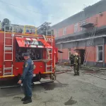 Административно-офисное здание загорелось в центре Барнаула