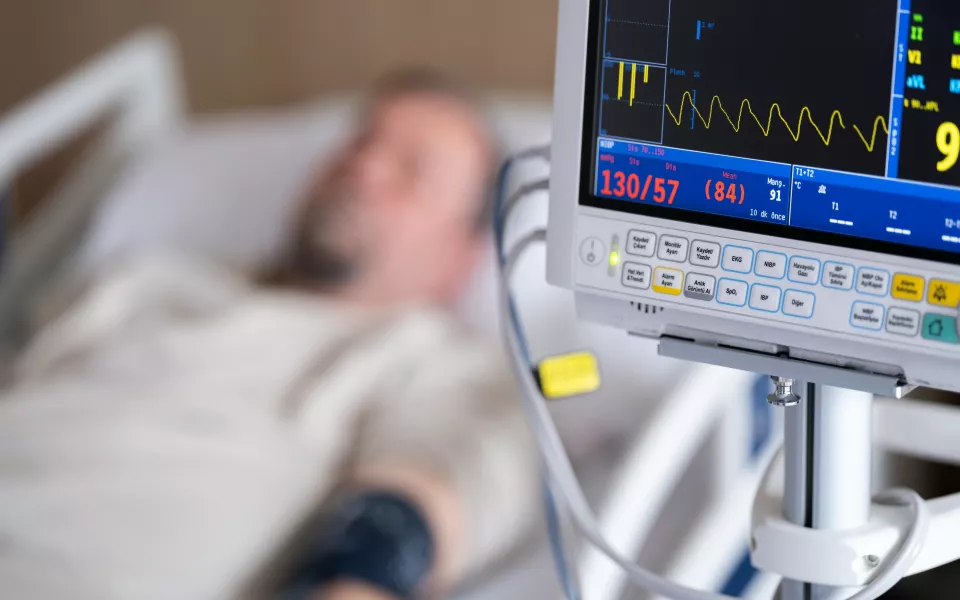 Врач Мясников: риск инфаркта выше в предутренние часы