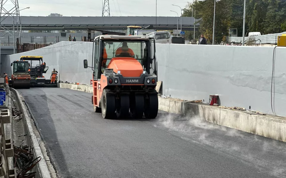 Асфальтирование тоннеля развязки на Змеиногорском тракте завершат до конца недели