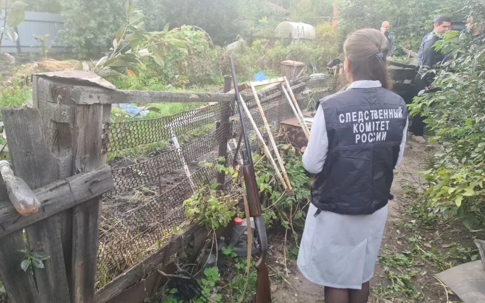 В Барнауле на участке частного дома застрелили двух супругов-пенсионеров