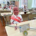 Мальчик-рыбка с пересыхающей кожей, на котором ставили крест, пошел в первый класс