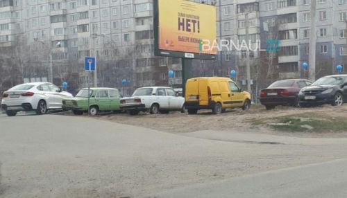 Ночью несколько припаркованных машин украсили воздушными шарами в Барнауле