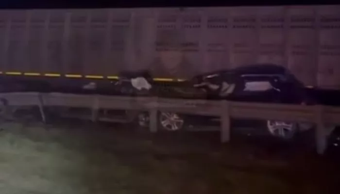 Mercedes влетел в тягач на трассе Павловск — Барнаул, погиб пассажир